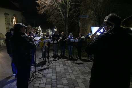 Die Naumburger Stadtkapelle spielt vor der Christmette weihnachtliche Lieder